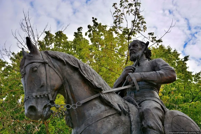 Kineshma-Pamyatnik-polkovo